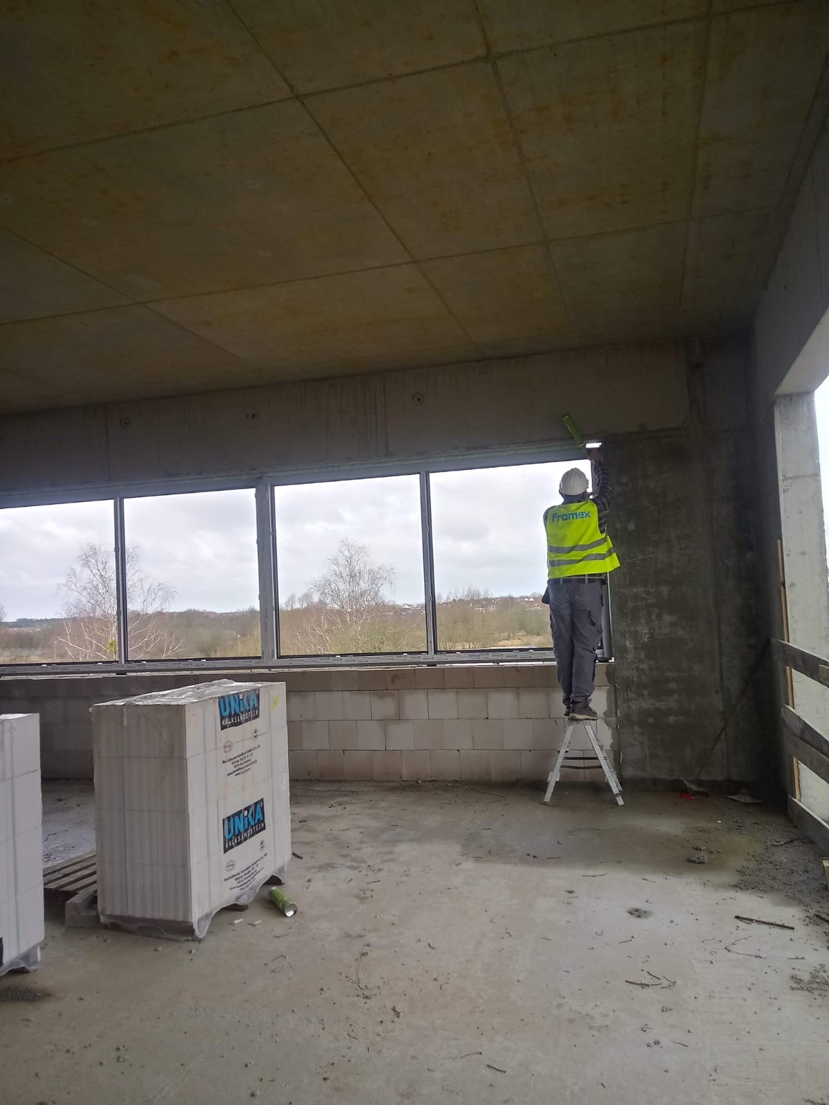 Montaż okien w nowym budynku.